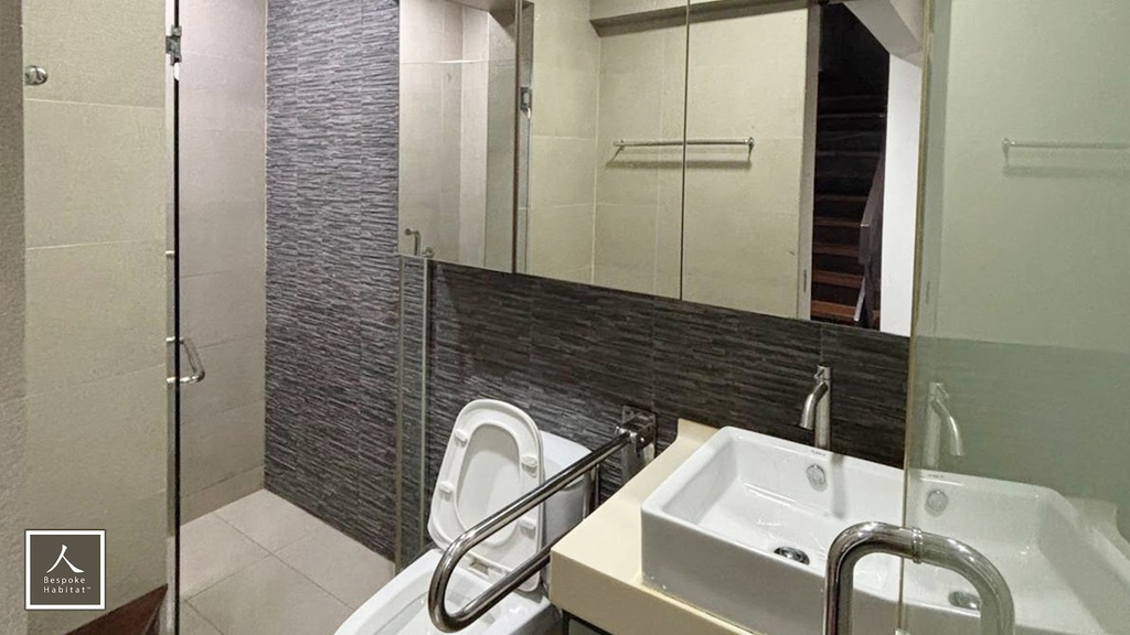 Common Bathroom 1